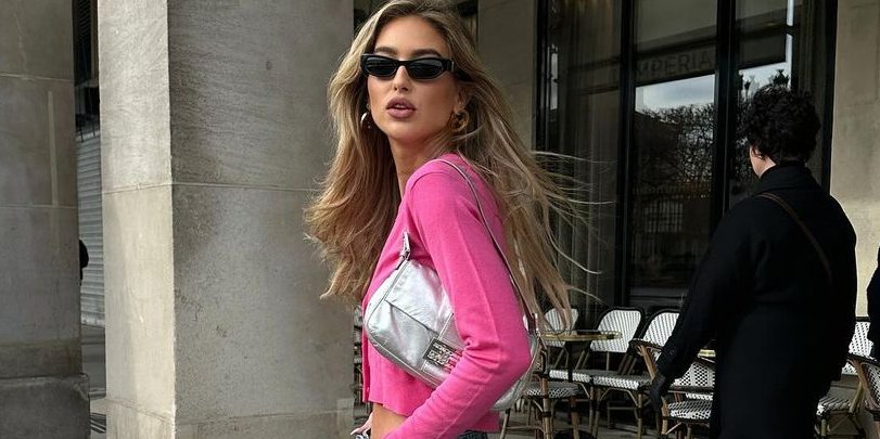 Знаковой особенностью сумки-«багет» является короткий ремешок (Фото: instagram.com/emilisindlev)