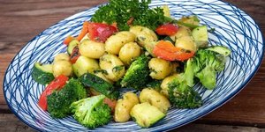 Ньоккі з броколі та овочевого асорті (Фото:Juliedeshaies/depositphotos)