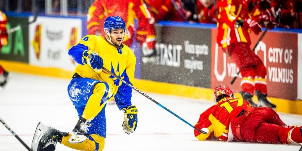 Украина уничтожила Китай, досталось и тренеру (Фото: IIHF)