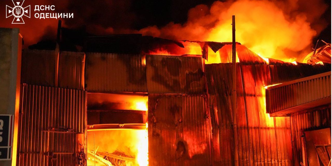 A warehouse burns following a Russian missile strike (Photo: www.facebook.com/DSNSODE)