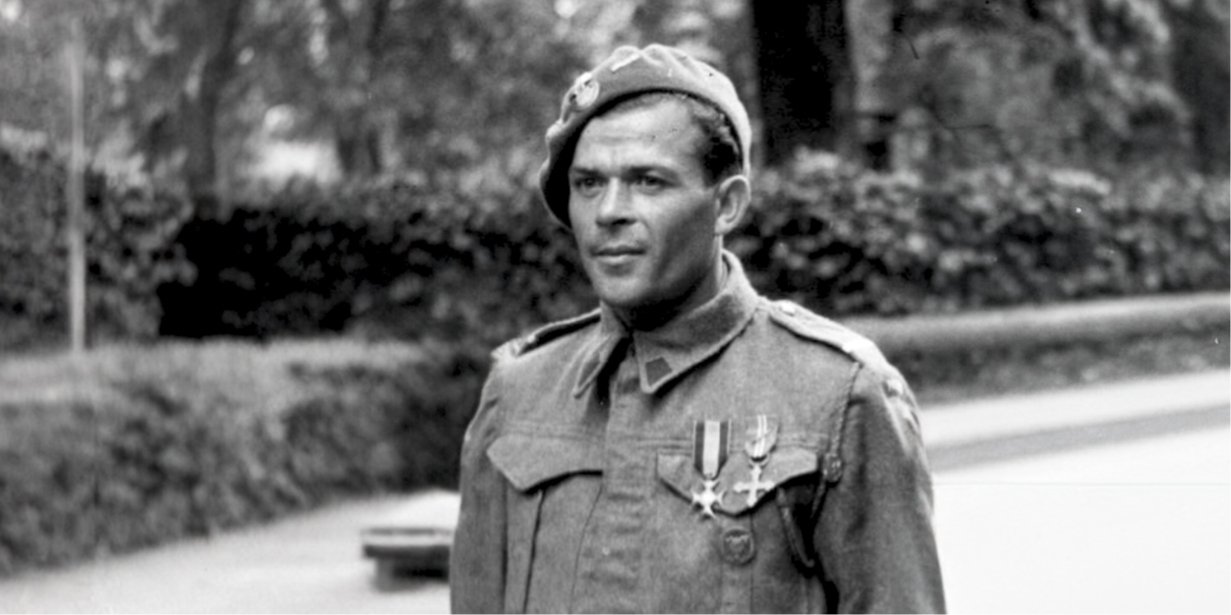 Стрелок Василий Циквас во время награждения Военным крестом с мечом, высшей награды Норвегии за доблесть, 27 июля 1942 года (Фото: Коллаж NV)
