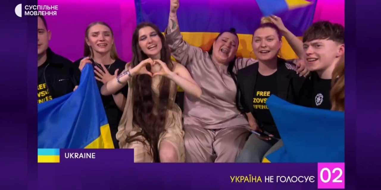 Українська делегація одягла футболки, щоб нагадати про полонених захисників Азовсталі (Фото: @скріншот)