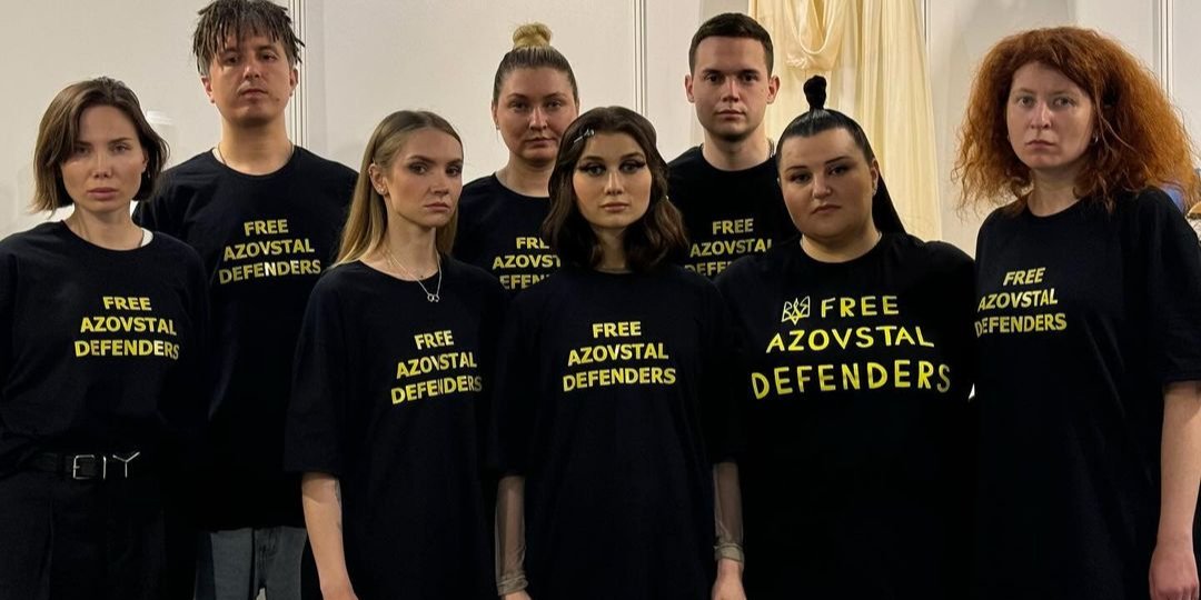 Украинская делегация на Евровидении 2024 в футболках Free Azovstal Defenders (Фото: @alyona.alyona.official/Instagram)