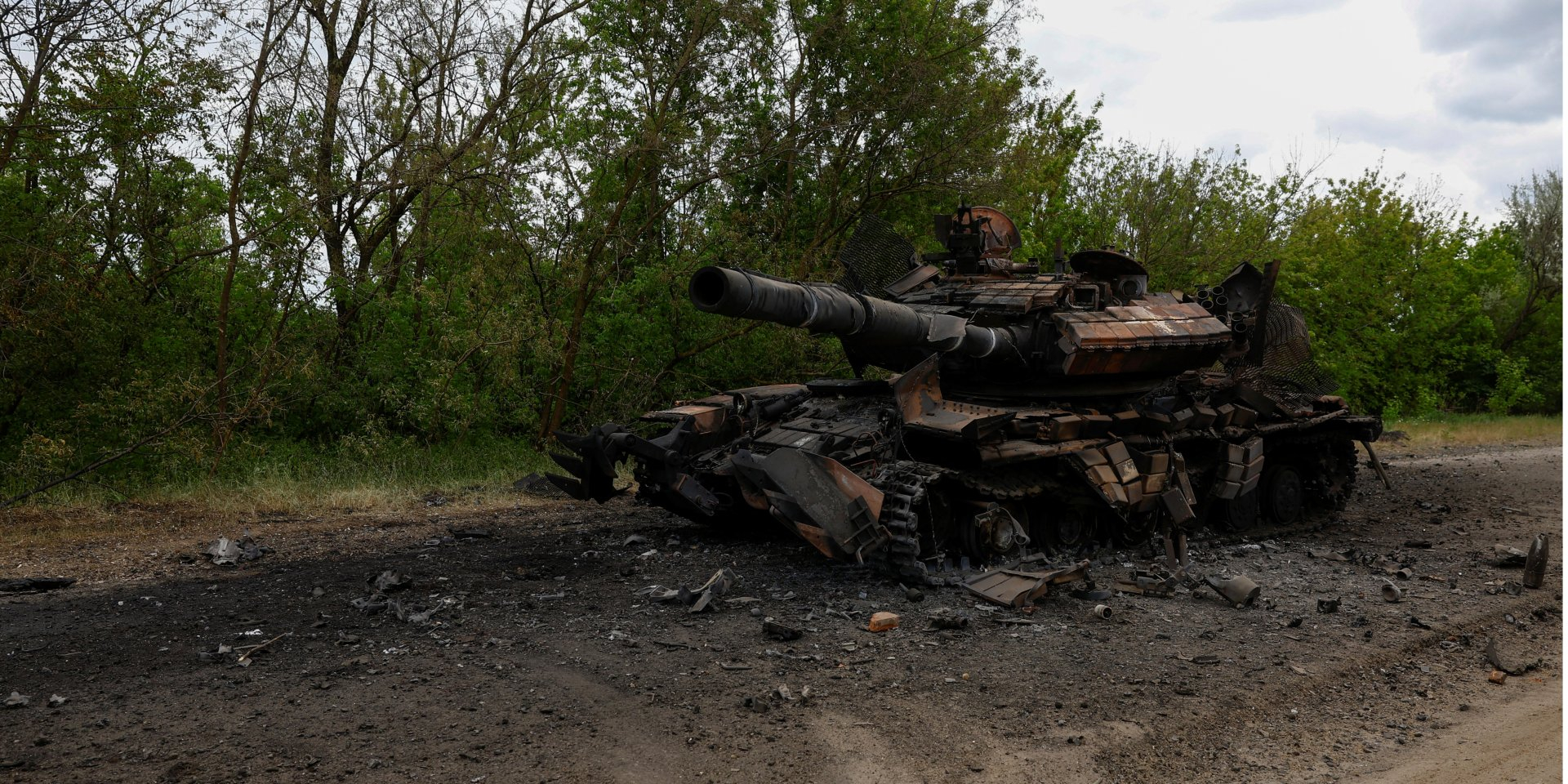 A burnt tank on the road in Kharkiv Oblast, May 16, 2024 (Photo: REUTERS / Valentyn Ogirenko)