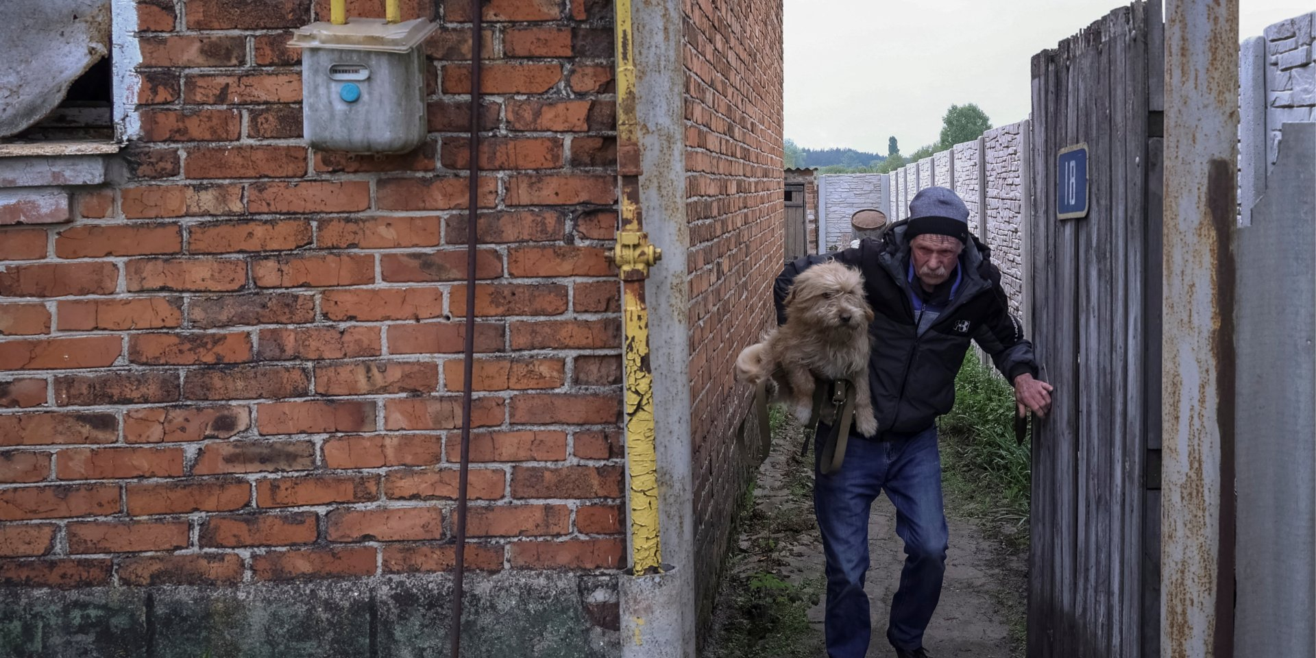 A resident of Vovchansk during evacuation (Photo: REUTERS/Stringer)
