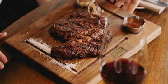 Стейк в ресторане (Фото: Фото от BEEF)