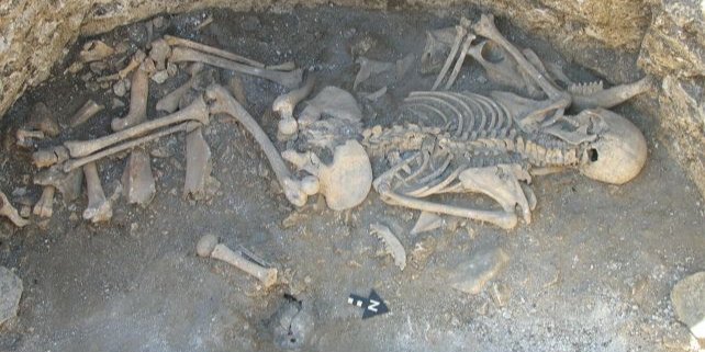 Скелет женщины, лежащий в яме на костях животных (Фото: Борнмутский университет)