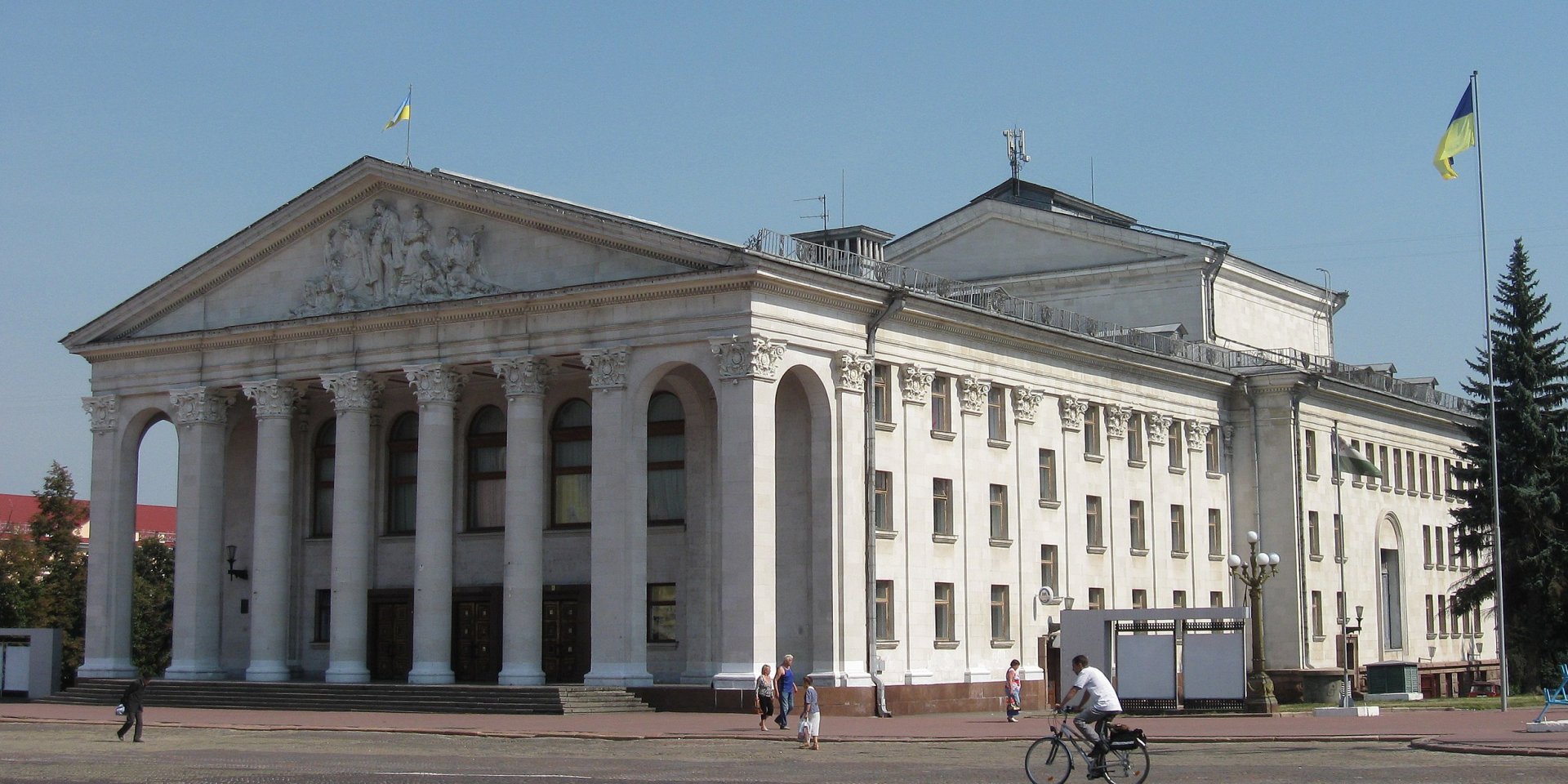 Чернігівський драмтеатр (Фото: @wikipedia)