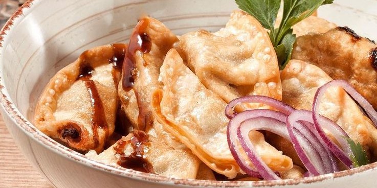 Очень вкусные жареные вареники с мясом (Фото: gazdacafe / instagram)