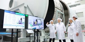 Президент Південної Кореї Юн Сок Йоль (другий ліворуч) інспектує орбітальну лабораторію державної компанії Korea Aerospace Industries у березні (Фото:YONHAP ЧЕРЕЗ ZUMA PRESS)