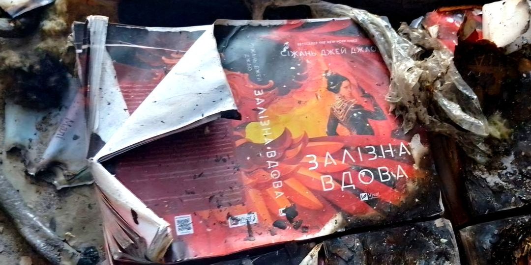На типографии Фактор-печать уничтожен тираж книги Железная вдова канадской писательницы Сижань Джей Чжао (Фото: @xiranjayzhao/Instagram)