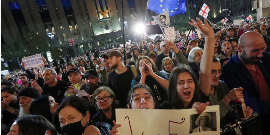 Протести проти закону про іноагентів у&nbsp;Тбілісі (Фото: REUTERS/Irakli Gedenidze)