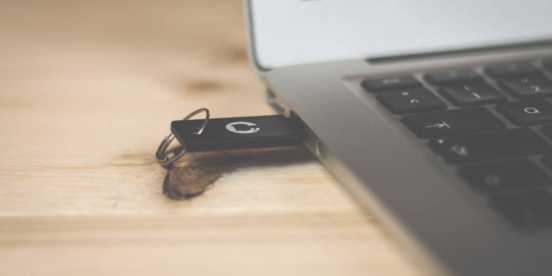 Важно знать, что каждый USB-накопитель имеет ограниченный срок службы (Фото: Brina Blum / Unsplash)