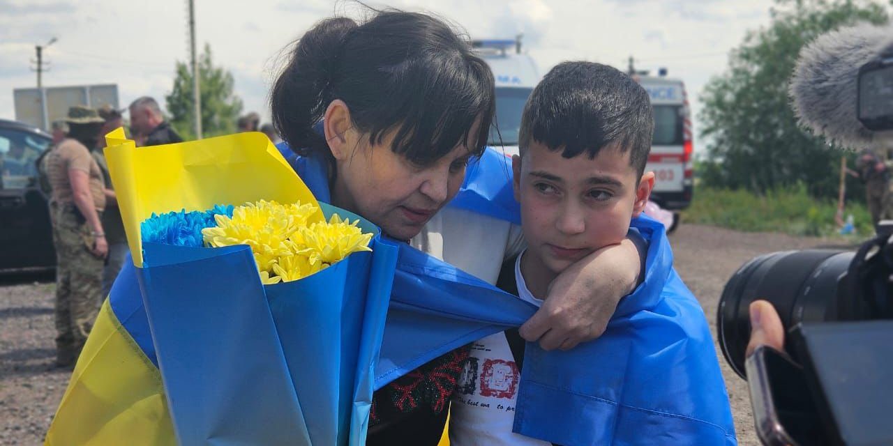Военная с Азовстали впервые за два года увидела сына (Фото: Владимир Зеленский/Telegram)