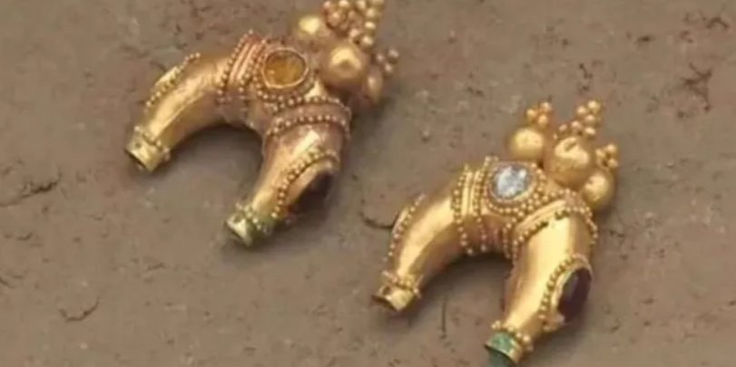 Две золотые серьги, найденные в одном из курганов, имеют форму полумесяца и инкрустированы драгоценными камнями (Фото: Туркестанская областная администрация Республики Казахстан))