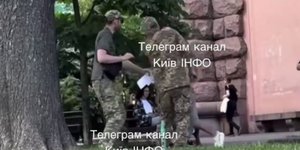 У Києві чоловік напав на військовослужбовців ТЦК (Фото:Київ ІНФО/Telegram/ скриншот з відео)