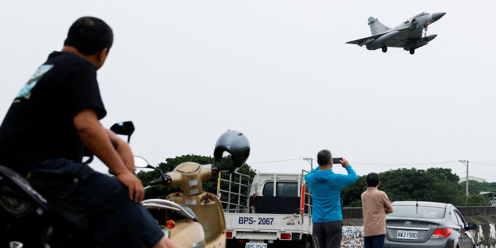 People look at a Mirage 2000-5 aircraft of the Taiwanese Air Force, May 23, 2024 (Photo: REUTERS/Carlos Garcia Rawlins TPX IMAGES&nbsp;OF THE DAY)