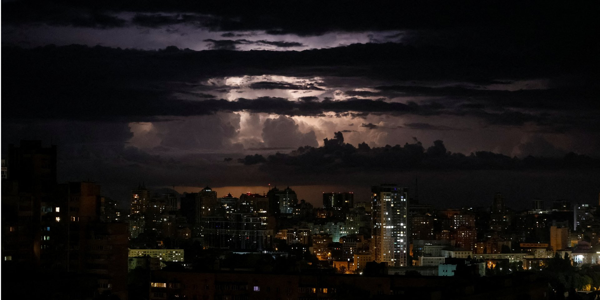 An air alert in Kyiv coincided with a strong thunderstorm at night (archival photo of a thunderstorm in the capital on June 4, 2024) (Photo: REUTERS/Gleb Garanich)