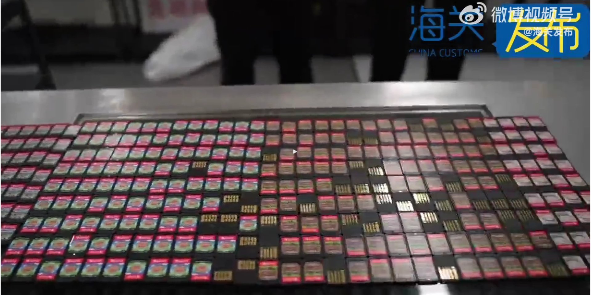 Не всі 350 картриджів пасажирка змогла вдало сховати (Фото: China Customs / Weibo)