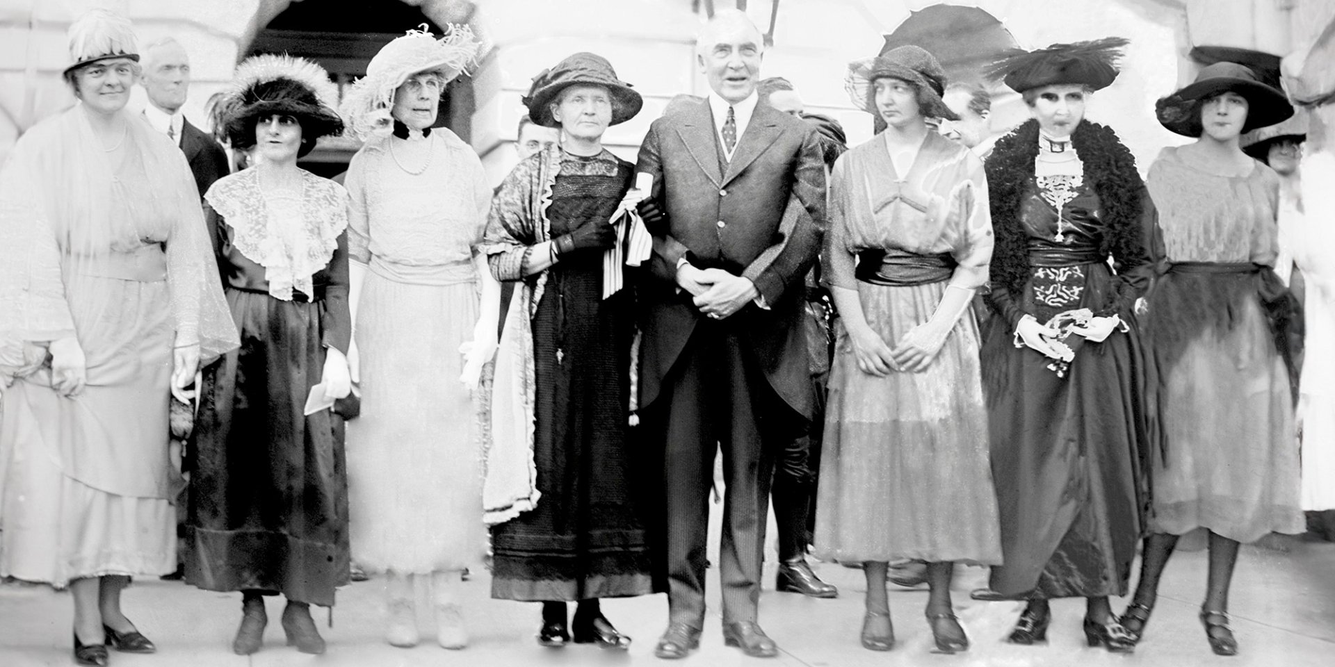 Фотографія президента США Воррена Гардінга з представницями жіночих організацій країни після запровадження повного права голосування для жінок. Початок 1920-тих років (Фото: Alamy via Reuters)