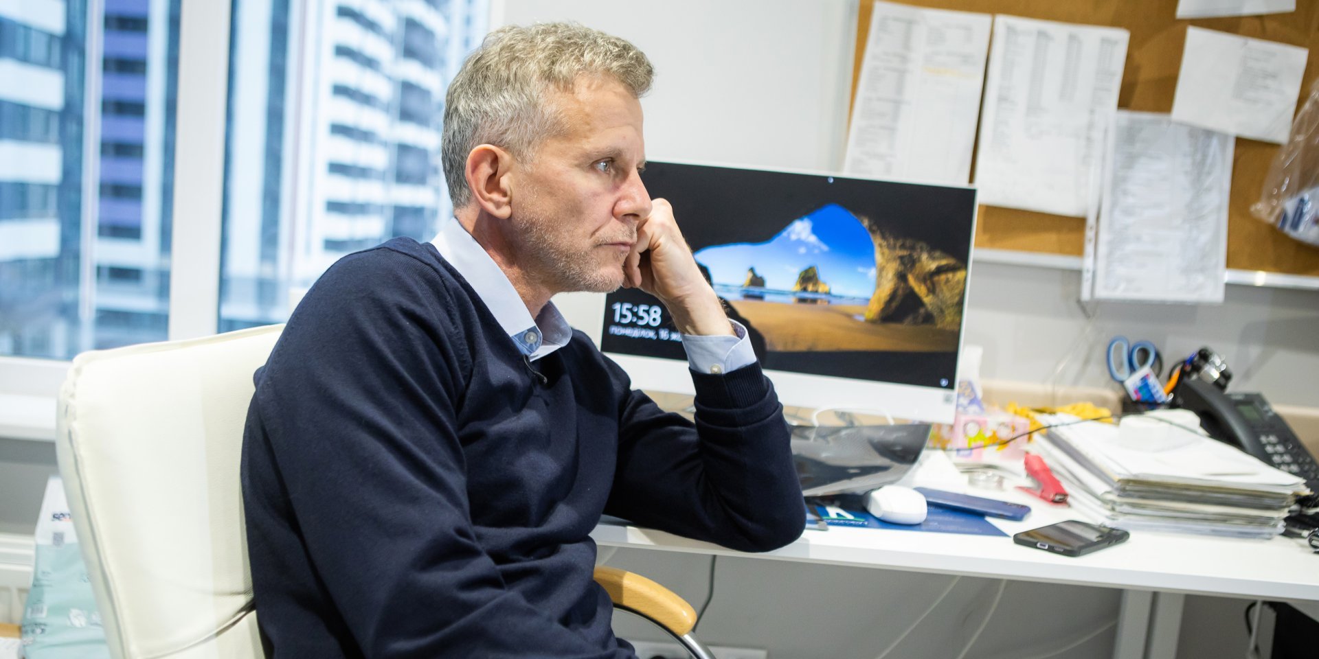 Пение во время операции на мозге и 3D черепа. Нейрохирург Андрей Мизак — о работе врача во время войны - фото