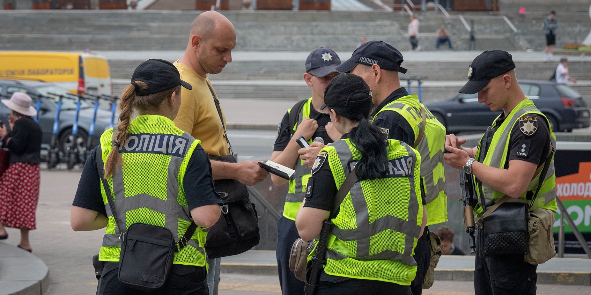Поліцейські перевіряють документи у чоловіка в Києві, 14 червня 2024 року (Фото: Efrem Lukatsky / AP)