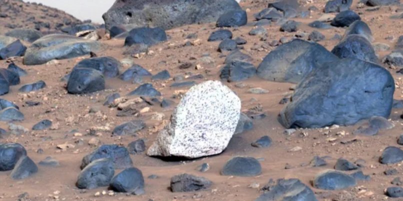 Светлый камень на поверхности Марса (Фото: NASA/JPL-Caltech/ASU/MSSS)