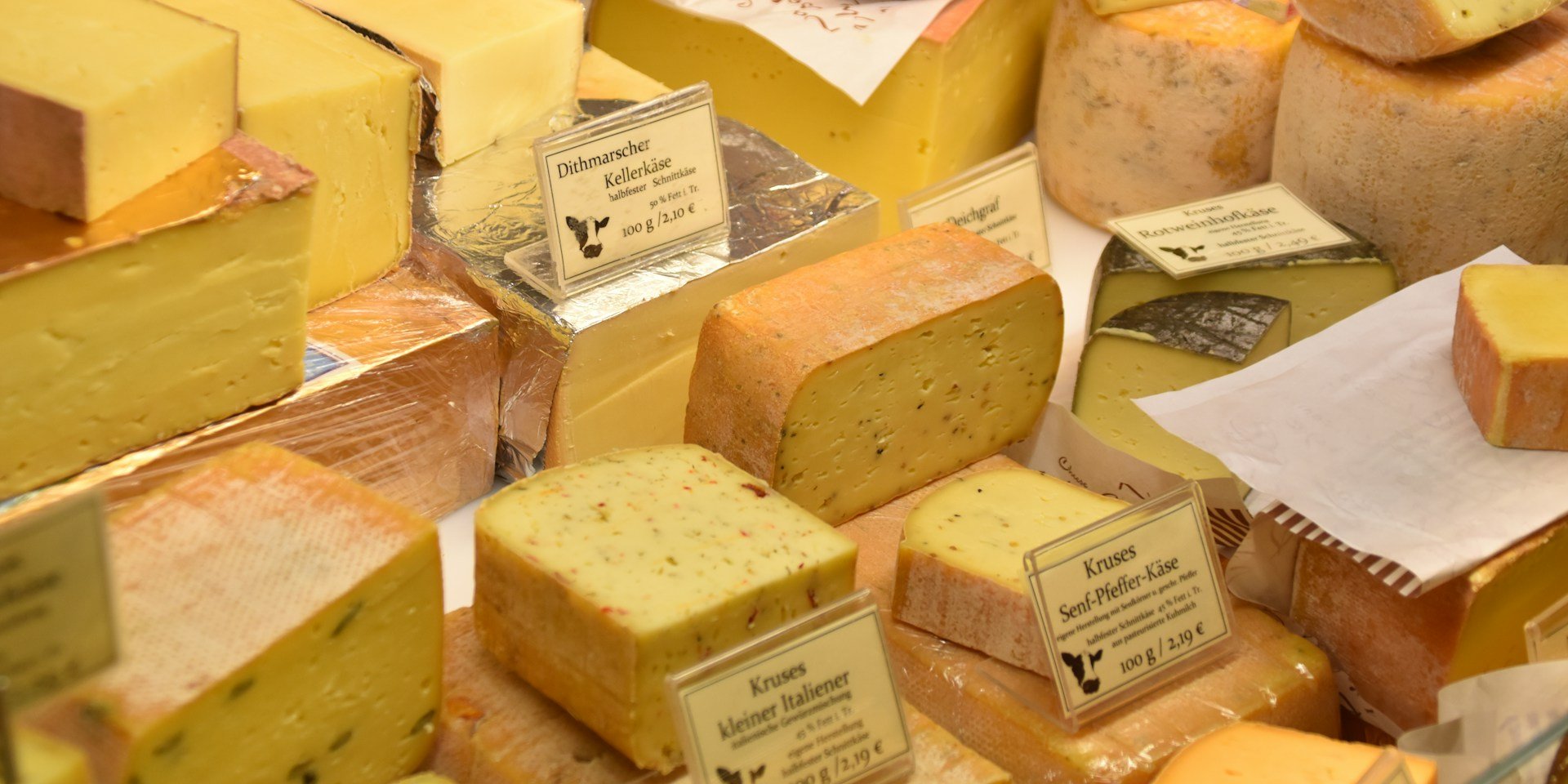 Сир — це молочний продукт із сотнями текстур (Фото: Unsplash/Waldemar)