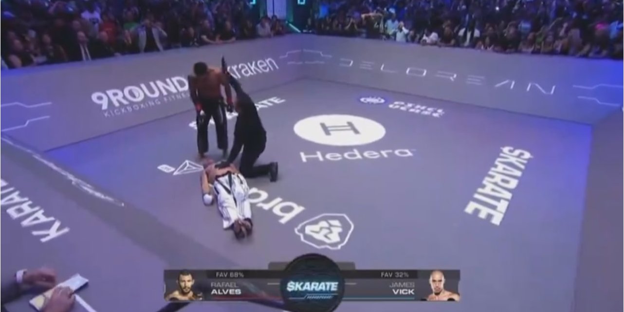 Рафаэл Алвес нокаутировал Джеймса Уика (Фото: Karate Combat)