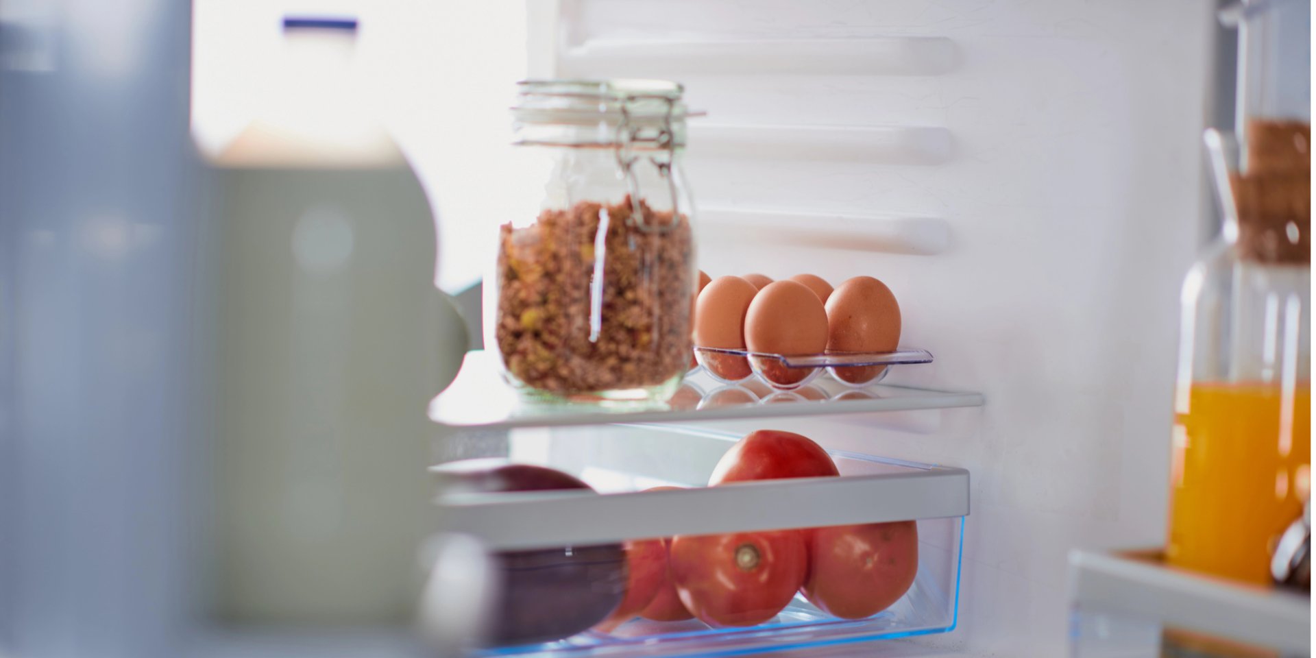 Корисні поради, які допоможуть зберегти продукти в холодильнику під час тривалих відключень світла (Фото: chika_milan/depositphotos)