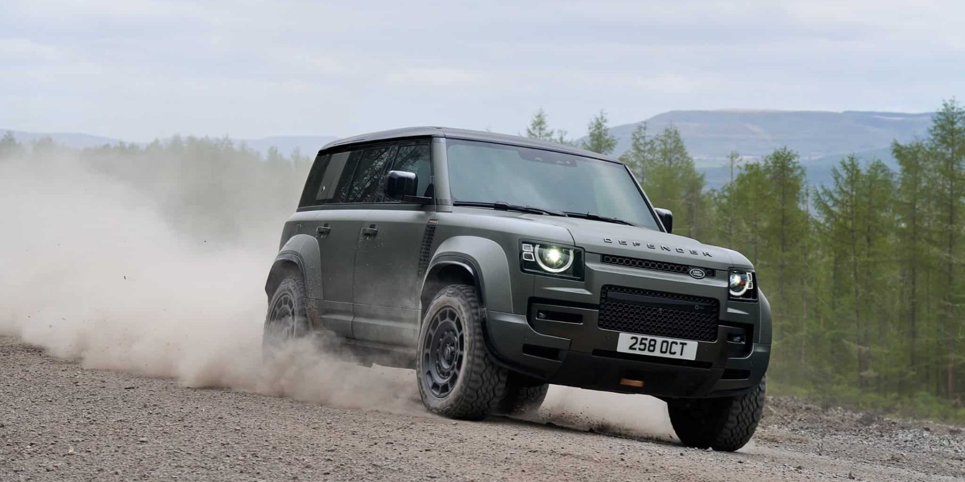 Defender OCTA розганяється до 100 км/год лише за чотири секунди, що робить його найшвидшим Defender в історії (Фото: Land Rover Defender)