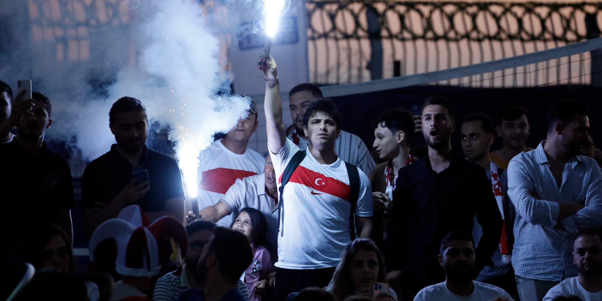 Фаны сборной Турции (Фото: REUTERS/Dilara Senkaya)