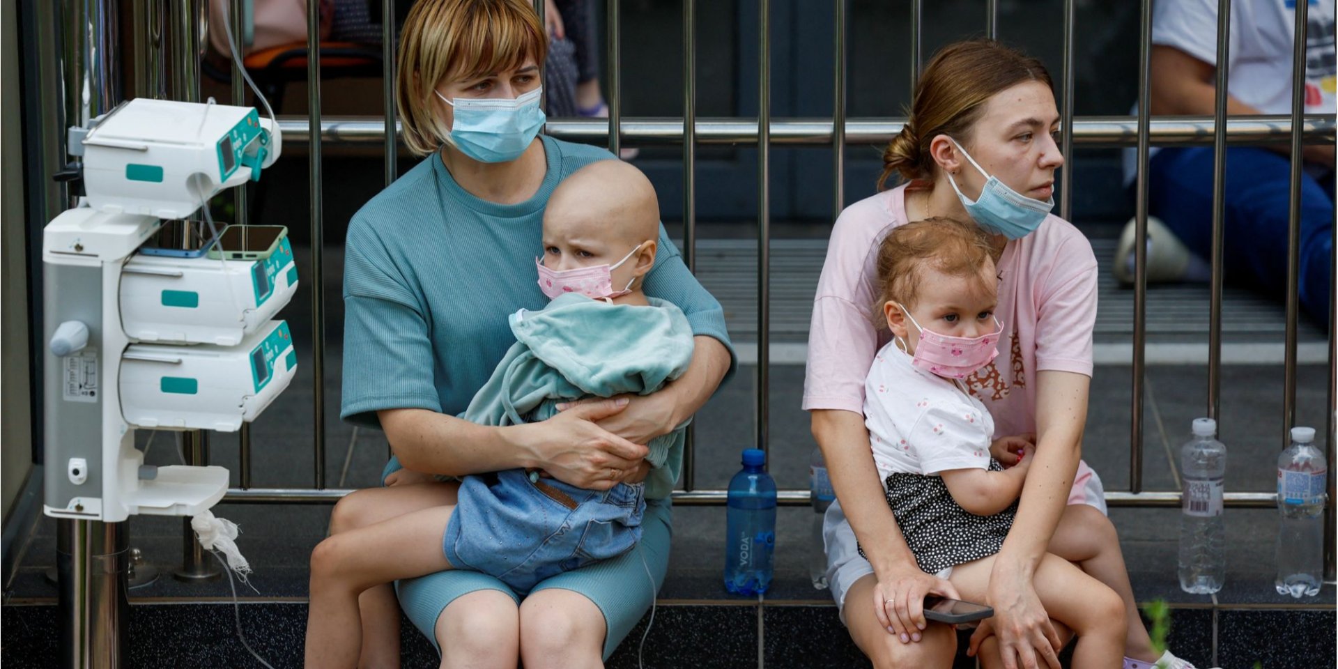 Росія влучила по лікарні Охматдит (Фото: REUTERS/Gleb Garanich)