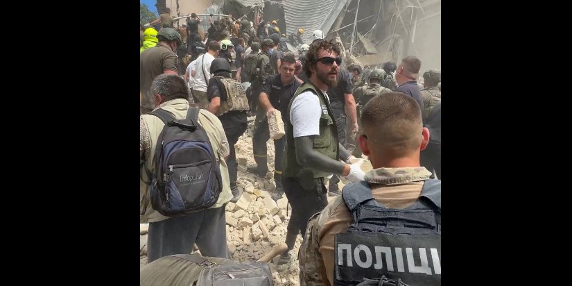Ветеран на протезі розбирає завали лікарні Охматдит (Фото: @yurasov.pro/X)