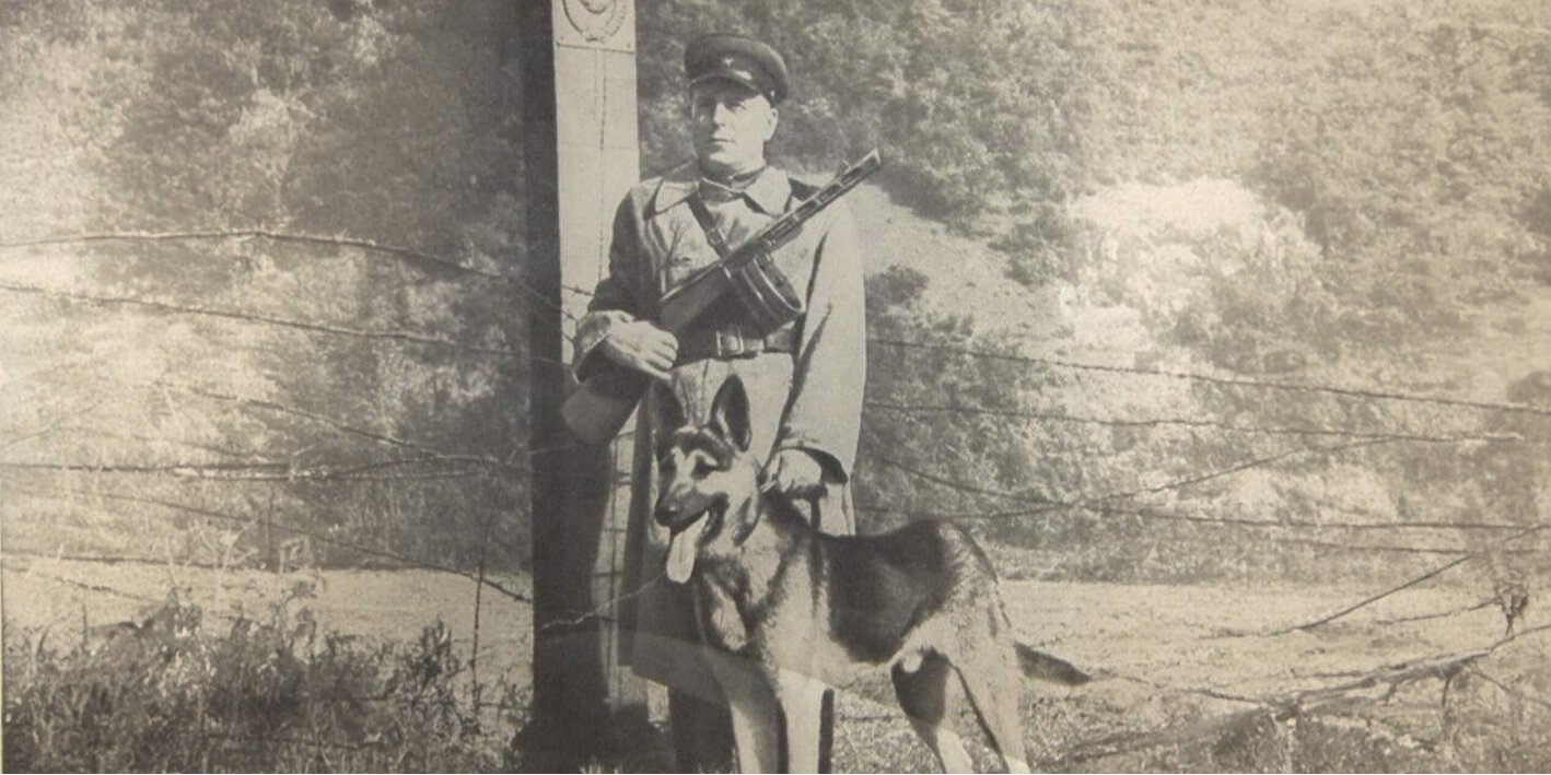Фотографія прикордонника Микити Карацюпи з службовою собакою Індусом. 1930-ті роки (Фото: DR)