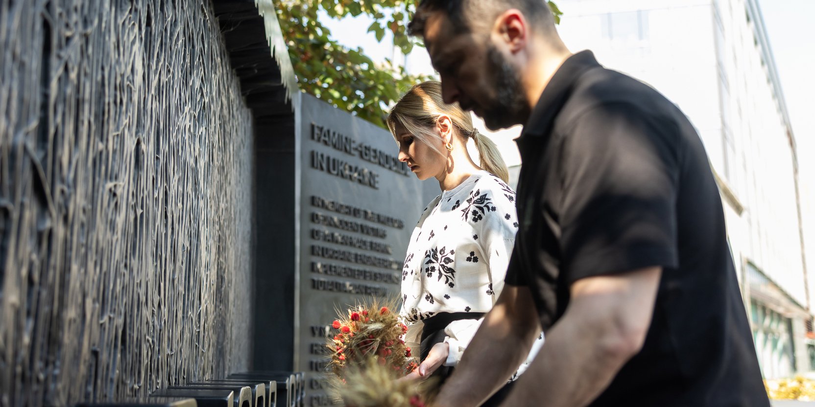 Олена і Володимир Зеленські вшанували пам’ять жертв Голодомору в Україні (Фото: @Олена Зеленська/Facebook)