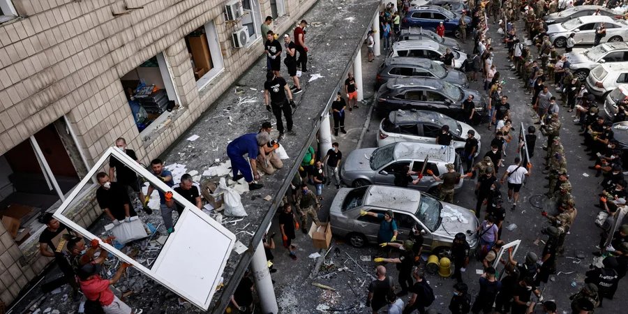 Последствия удара россиян по Охматдету 8 июля (Фото: REUTERS/Thomas Peter)