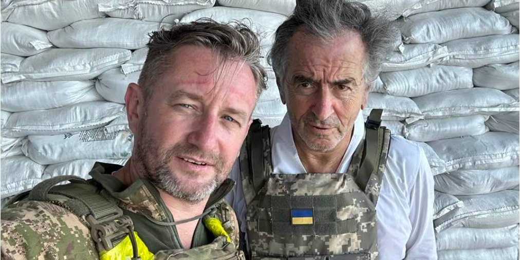 Бернар-Анри Леви ездит по фронту Украины и фиксирует события войны (Фото: Facebook Сергій Жадан [офіційна сторінка])