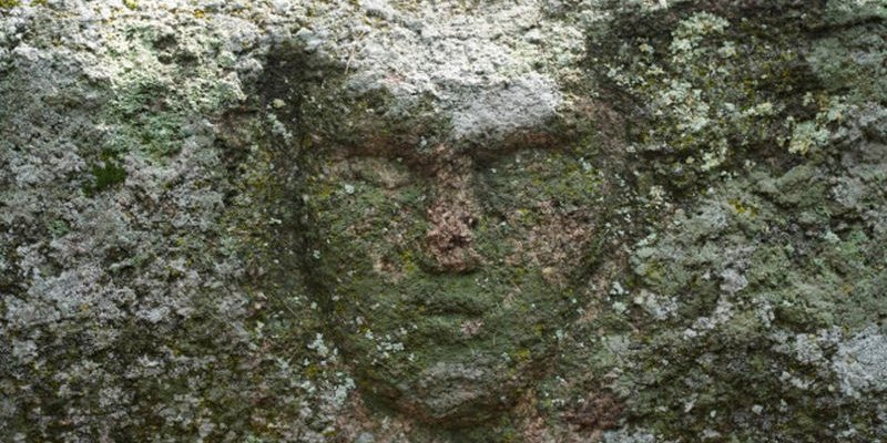 Сотрудники пожарной охраны Сандыктауского района, Нурсултан Ашкенов и Ахмет Зарипов, обнаружившие артефакт, передали его под охрану Департамента по чрезвычайным ситуациям (Фото: Акмолинская область, gov.kz.)