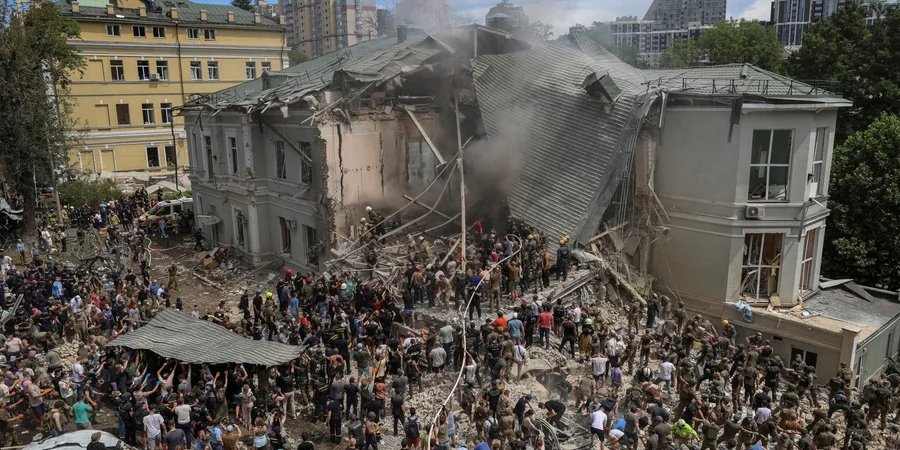 Наслідки російського удару по Охматдиту (Фото: REUTERS/Oleksandr Ratushniak)