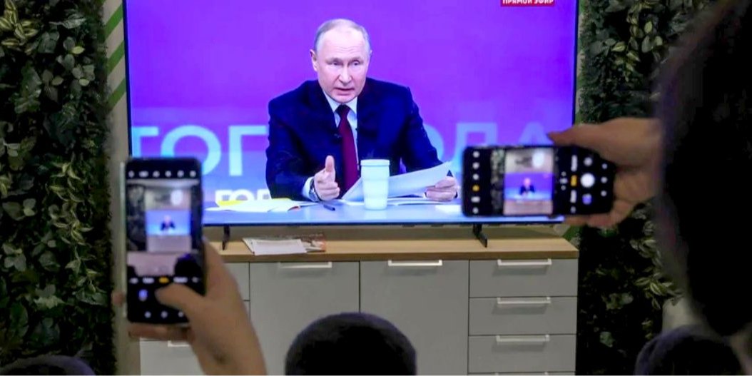 За словами професора Ігоря Гундарова, росіяни бояться заводити дітей за Путіна (Фото: EUTERS/Алексей Павлишак)
