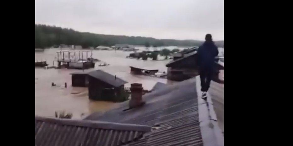 Россияне прячутся на крышах от прибывающей воды (Фото: Скриншот видео Baza/Telegram)