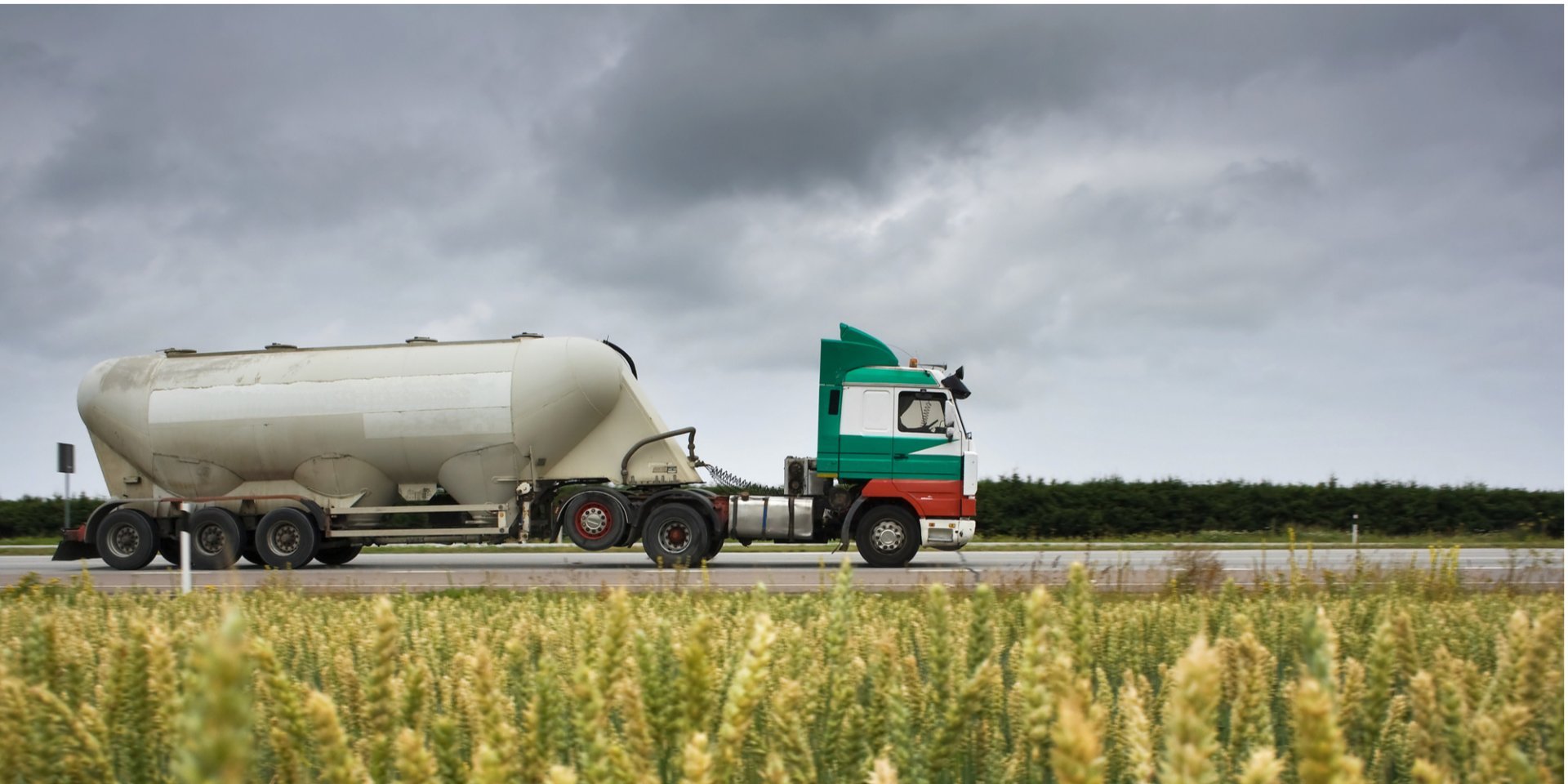 Сигареты в коробках или бензовозах. Почему нелегальный рынок табака помешает вступлению Украины в ЕС - фото