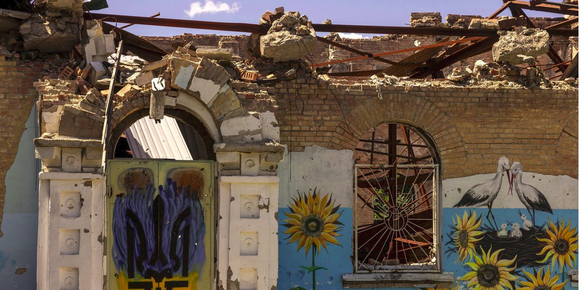 Разрушенный россиянами дом культуры в Ирпене (Фото: REUTERS/Thomas Peter)