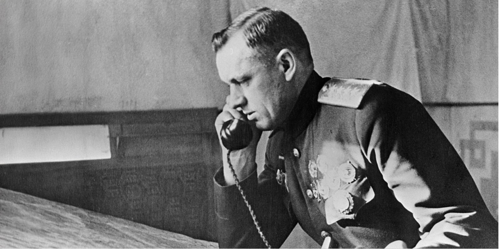 Командующий 1 Белорусским фронтом генерал армии Константин Рокоссовский на командном пункте, 1944 год (Фото: DR)