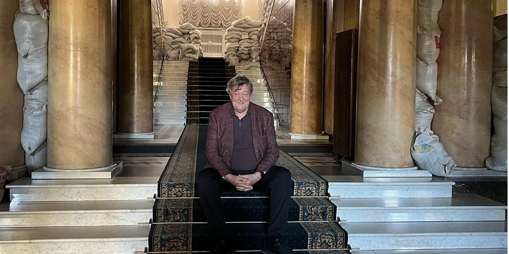 Стивен Фрай в Офисе президента Украины (Фото: @stephenfryactually/Instagram)