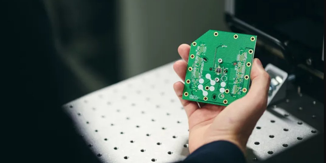 Новий чіп від Oxford Ionics використовує інтегровану систему управління для регулювання стану кубітів (Фото: Oxford Ionics)