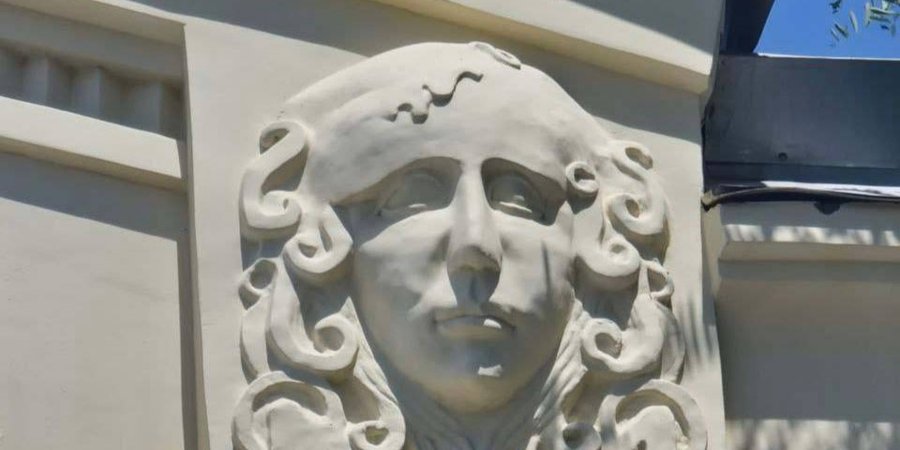 В оккупированном Мариуполе россияне уничтожили уникальные кирпичные маскароны на доме