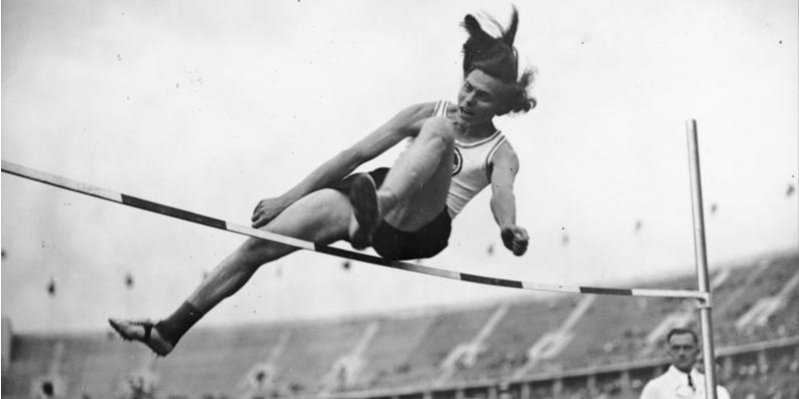 Дора (Генрих) Ратьен преодолевает высоту в 163 см во время чемпионата Германии по легкой атлетике. Берлин, июль 1937 года (Фото: Bundesarchiv)