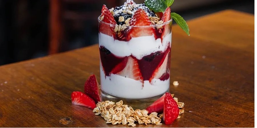 Йогуртовое парфе с гранолой и фруктами на завтрак (Фото: Instagram/theoliverestobar)